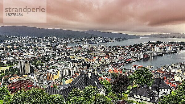 Panoramablick Stadt Bergen  Abenddunst  Norwegen  Europa