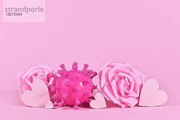 Valentinstag während Corona Pandemie-Konzept mit Virus-Modell  Herzen und Rosen auf rosa Hintergrund mit Kopie Raum