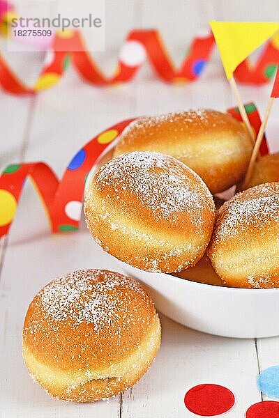 Deutscher traditioneller Berliner Pfannkuchen  ein mit Marmelade gefüllter Donut ohne Loch. Traditionell im Karneval serviert