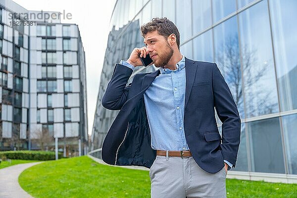 Geschäftsmann oder Finanzmann im Telefongespräch außerhalb des Büros  Arbeitspause