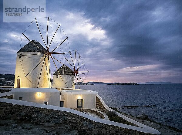 Beleuchtete Windmühlen  Kato Milli  bei Sonnenuntergang  dramatischer Wolkenhimmel  Mykonos-Stadt  Mykonos  Griechenland  Europa