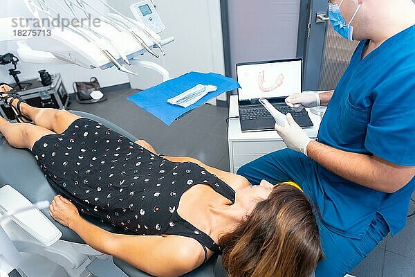 Zahnklinik  Zahnarzt bei der Durchführung eines 3D-Scans des Patienten mit dem Computer