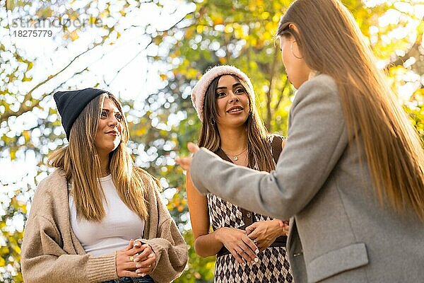 Herbst Lebensstil  Frauen Freunde lächelnd in einem Park im Herbst bei Sonnenuntergang