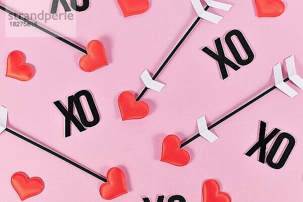 Valentinstag flach legen mit Amors Liebe Pfeile und Text XO auf rosa Hintergrund