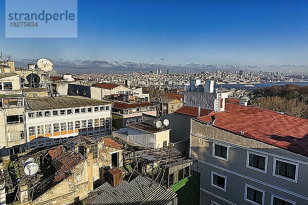 Panoramablick über die Dächer der Altstadt Richtung Galataturm und Karaköy  Beyo?lu im Winter  Sultanahmet  Istanbul  Türkei  Asien