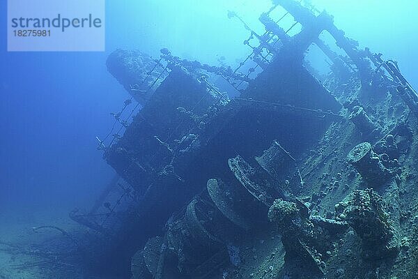 Wrack der Giannis D im Gegenlicht. Tauchplatz Wrack Giannis D  Hurghada  Ägypten  Rotes Meer  Afrika