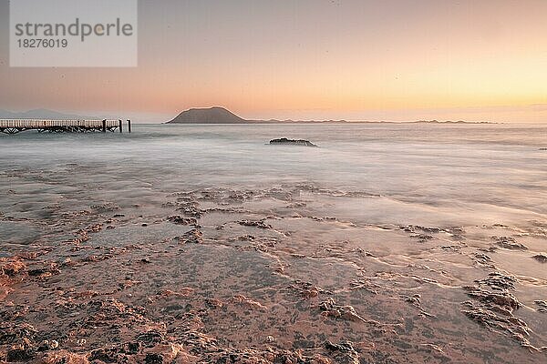 Sonnenaufgang an der Küste bei Corralejo  Langzeitbelichtung mit Steg  LaParque Natural de Corralejo  Fuerteventura  Kanarische Inseln  Spanien  Europa