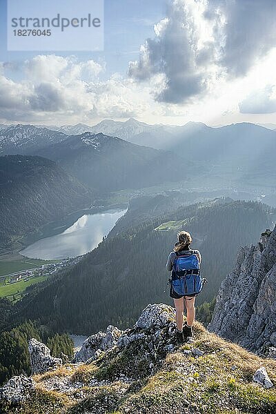 Abendstimmung  Bergsteigerin am Gipfel des Schartschrofen blickt auf Haldensee  Tannheimer Bergen  Allgäuer Alpen  Tirol  Österreich  Europa