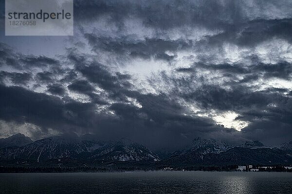 Hopfensee mit Wolkenhimmel zur Blauen Stunde  Hopfensee  Füssen  Ostallgäu  Bayern  Deutschland  Europa