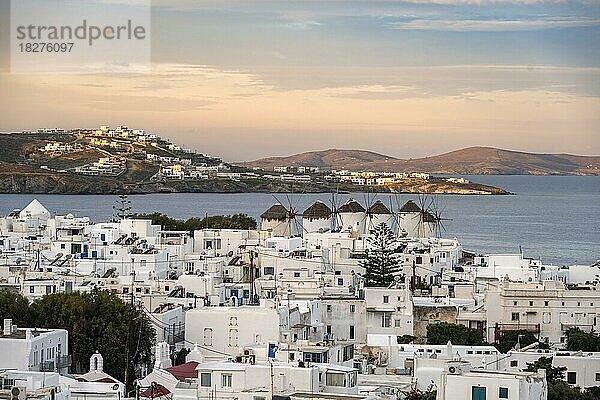 Ausblick über weiße kykladische Häuser bei Sonnenaufgang  Insel und Meer  Mykonos Stadt  Mykonos  Kykladen  Griechenland  Europa
