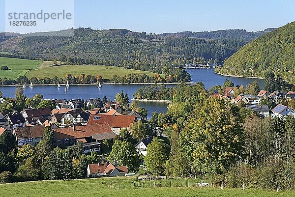 Ausblick auf den Ort Heringhausen am Diemelsee im Herbst  Naturpark Diemelsee  Hessen  Deutschland  Europa