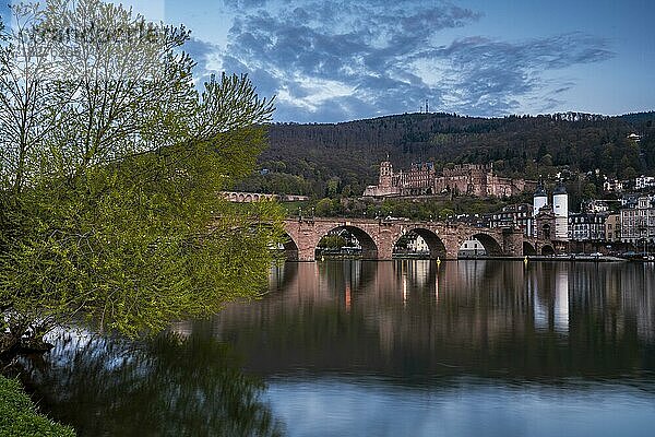 Blick auf Heidelberg  das Schloss  die Alte Brücke (Karl-Theodor-Brücke)  das Stadttor und den Fluss Neckar am Abend zur blauen Stunde  Langzeitbelichtung  Rhein-Neckar-Kreis  Baden-Württemberg  Deutschland  Europa