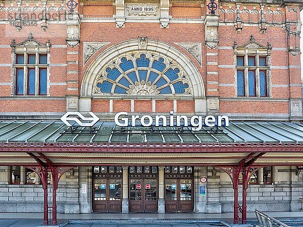 Vorderansicht des Gebäudes und Eingang des Bahnhofs Groninger Hauptbahnhof  Groningen  Provinz Groningen  Holland  Niederlande  Europa