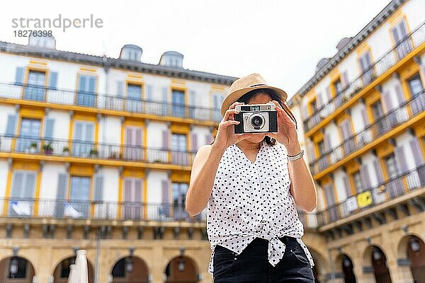 Tourist Frau genießt den Besuch der Stadt machen Fotos von der Reise  genießen Sommerurlaub  Konzept der weiblichen Reisenden und digitale Inhalte Schöpfer