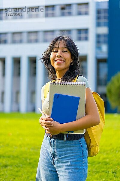 Porträt eines asiatischen Mädchens auf dem Campus  studentisches Konzept mit Blöcken in der Hand  Universität