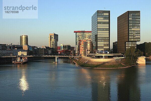 Moderne Architektur am Medienhafen bei Sonnenaufgang  Düsseldorf  Nordrhein-Westfalen  Deutschland  Europa