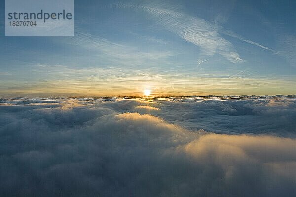 Luftbild von einem Sonnenaufgang  oberhalb einer Nebelschicht  während einer Inversionswetterlage  Landkreis Konstanz  Baden-Württemberg  Deutschland  Europa
