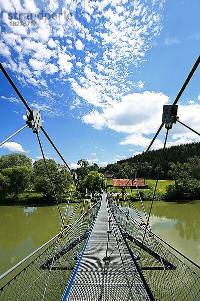 Hängebrücke aus Stahl über die Iller bei schönem Wetter. Bad Grönenbach  Unterallgäu  Schwaben  Bayern  Deutschland  Europa