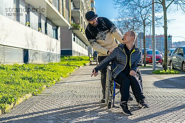 Eine behinderte Person im Rollstuhl geht im Winter mit einem Freund im Rollstuhl auf der Straße spazieren