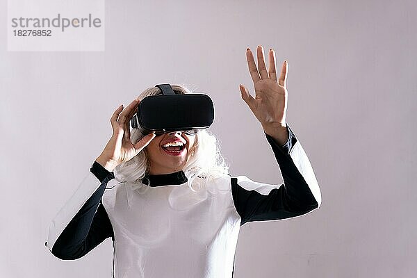 Nahaufnahme einer erwachsenen Frau  die mit einer Virtual-Reality-Brille gestikuliert  Metaverse