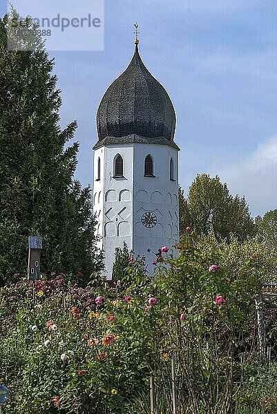 Glockenturm mit Blumengarten der Klosterkirche und Abtei Frauenwörth  Fraueninsel  Chiemsee  Chiemgau  Bayern  Deutschland  Europa