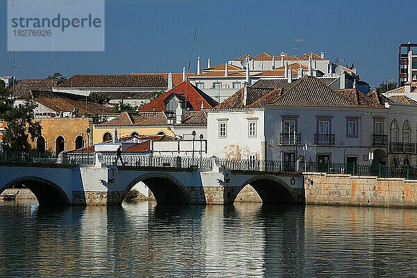 Altstadt und römische Brücke über den Gilao  Tavira  Algarve  Portugal  Europa