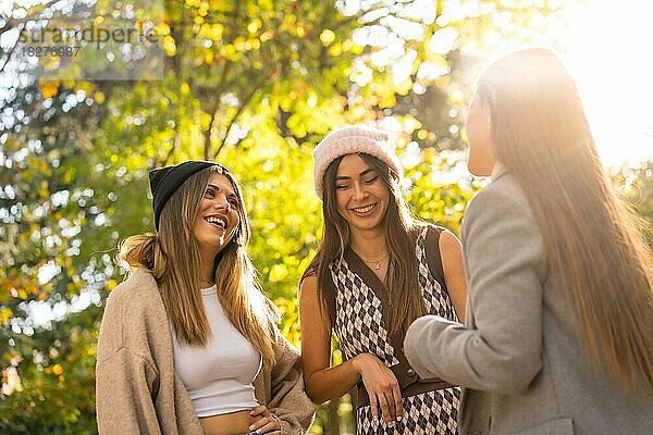 Herbst Lebensstil  Frauen Freunde lächelnd in einem Park im Herbst bei Sonnenuntergang