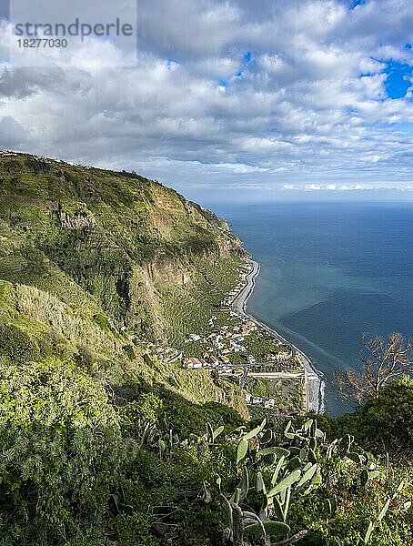 Ausblick auf Steilküste mit Meer und Ort Madalena do Mar  Aussichtspunkt Miradouro Trigo de Negreiros ou Moledos  Küstenlandschaft  Madeira  Portugal  Europa