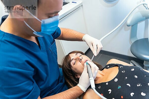 Zahnklinik  Zahnarzt macht eine Füllung für den jungen Patienten