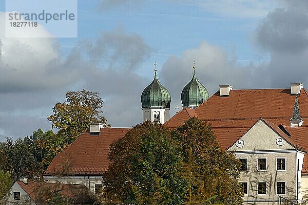 Kloster Seeon mit der Klosterkirche St. Lambert  Seeon-Seebruck  Chiemgau  Bayern  Deutschland  Europa