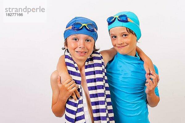 Brüder in ihren Badeanzügen für den Schwimmunterricht im Sommer im Schwimmbad angezogen und umarmt. Weißer Hintergrund