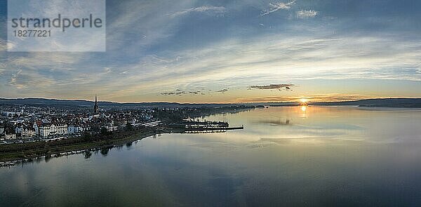 Luftbild vom westlichen Bodensee bei Sonnenaufgang  mit der Stadt Radolfzell und der Halbinsel Mettnau  am Horizont die Insel Reichenau  Landkreis Konstanz  Baden-Württemberg  Deutschland  Europa