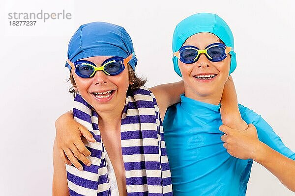 Brüder in Badeanzügen für den Schwimmunterricht im Schwimmbad gekleidet. Weißer Hintergrund