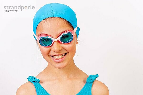 Porträt eines Mädchens mit Badeanzug und Taucherbrille für den Schwimmunterricht im Schwimmbad im Sommer. Weißer Hintergrund