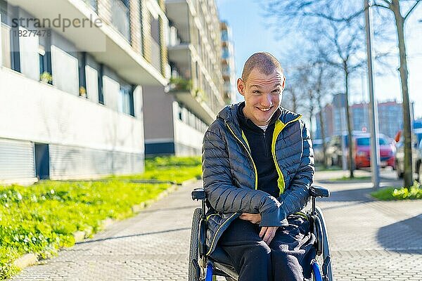 Eine behinderte Person  die Spaß daran hat  im Rollstuhl auf der Straße zu laufen  Rehabilitation
