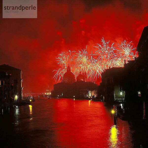 Feuerwerk bei der Festa del Redentore  Erlösungsfest  zum Gedenken an das Ende der Pestepidemie im Jahr 1577  Venedig  Italien  Europa