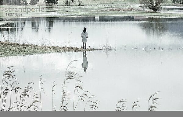 Ein einsames Mädchen am See