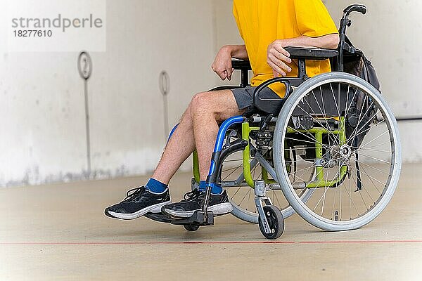 Detail einer behinderten Person im Rollstuhl bei einem baskischen Pelota-Spiel fronton