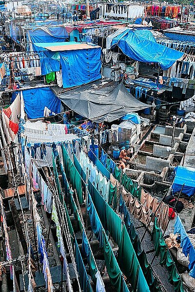MUMBAI  INDIEN  31. OKTOBER 2019: Dhobi Ghat Mahalaxmi Dhobi Ghat ist ein Freiluft-Waschsalon in Mumbai  Indien  mit Wäschetrocknung an Seilen. Jetzt Signatur Wahrzeichen Sehenswürdigkeiten von Mumbai  Asien