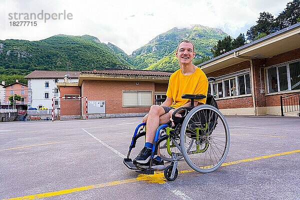 Porträt einer gelb gekleideten behinderten Person in einem Rollstuhl auf dem Schulhof