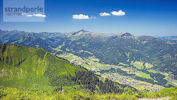 Panorama vom Fellhorn  2038m  über das Kleine Walsertal zum Hoher Ifen  2230m  das Gottesackerplateau und Toreck  2016m  Allgäu  Vorarlberg  Österreich  Europa