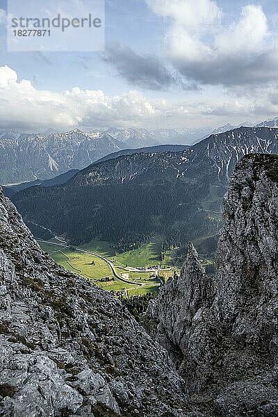 Blick ins Tal  bei der Ruten Flüh  Tannheimer Bergen  Allgäuer Alpen  Tirol  Österreich  Europa