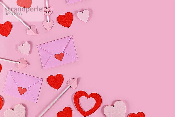 Valentinstag flach legen mit Liebe Buchstaben  Amor Pfeile und rote Herzen Konfetti auf rosa Hintergrund