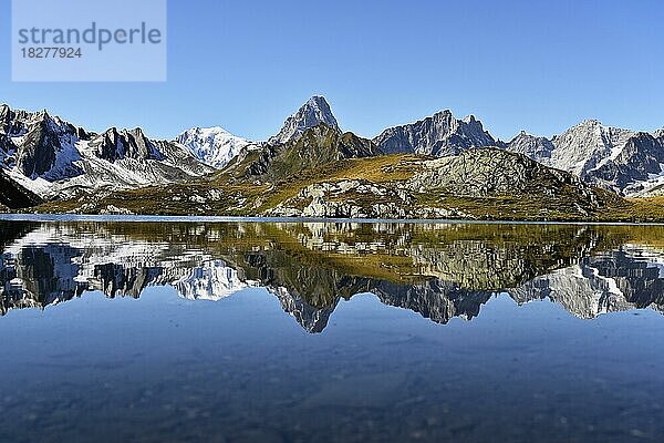Mont Blanc und Grand Jorass spiegeln sich im Lac de Fenêtre  Kanton Wallis  Schweiz  Europa