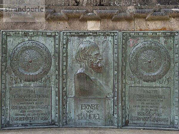 Bronzetafel zu Ehren des Autors der Kolossalstatue Hermannsdenkmal Ernst von Bandel vor dem Hermannsdenkmal  Teutoburger Wald  Hiddesen  Detmold  Nordrhein-Westfalen  Deutschland  Europa