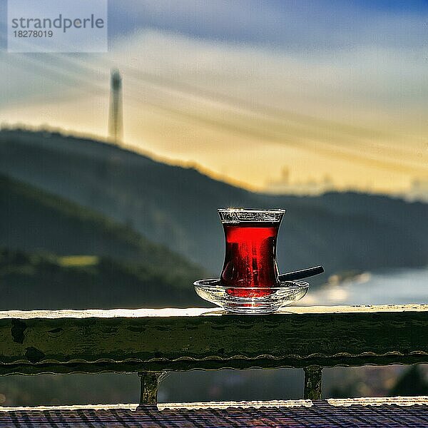 Einzelnes Glas mit türkischem Tee  Schwarztee im traditionellen Teeglas  Abendhimmel  Anadolu Kava??  Istanbul  asiatischer Teil  Provinz Istanbul  Türkei  Asien