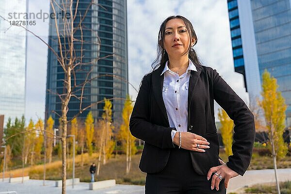 Lateinische Geschäftsfrau Corporate Porträt  Business Park  lächelnd in die Kamera schauen