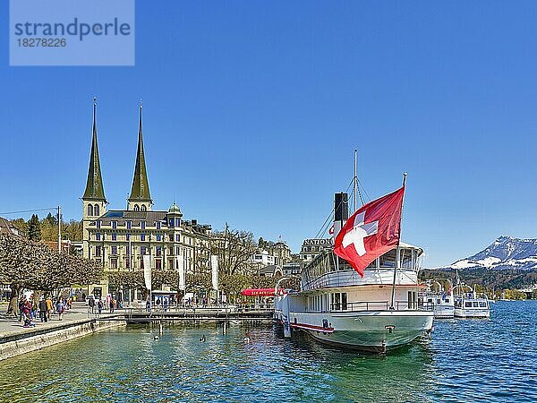 Schiffsrestaurant vor Hofkirche St. Leodegar hnten Rigi  Luzern  Kanton Luzern  Schweiz  Europa