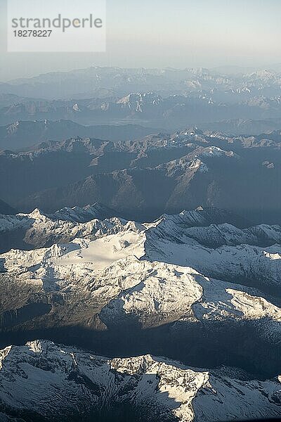 Berge im Morgenlicht  Alpen  Luftaufnahme  Österreich  Europa