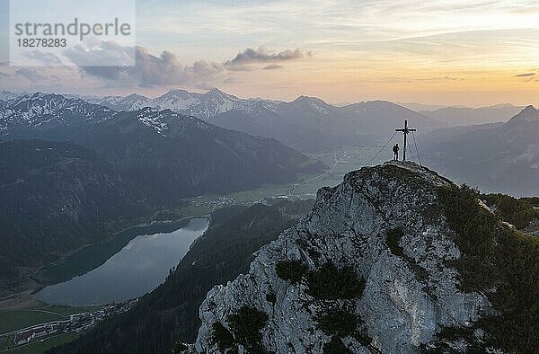 Abendstimmung  Luftaufnahme  Bergpanorama mit Haldensee  Berge Rote Flüh und Gimpel  Tannheimer Bergen  Allgäuer Alpen  Tirol  Österreich  Europa